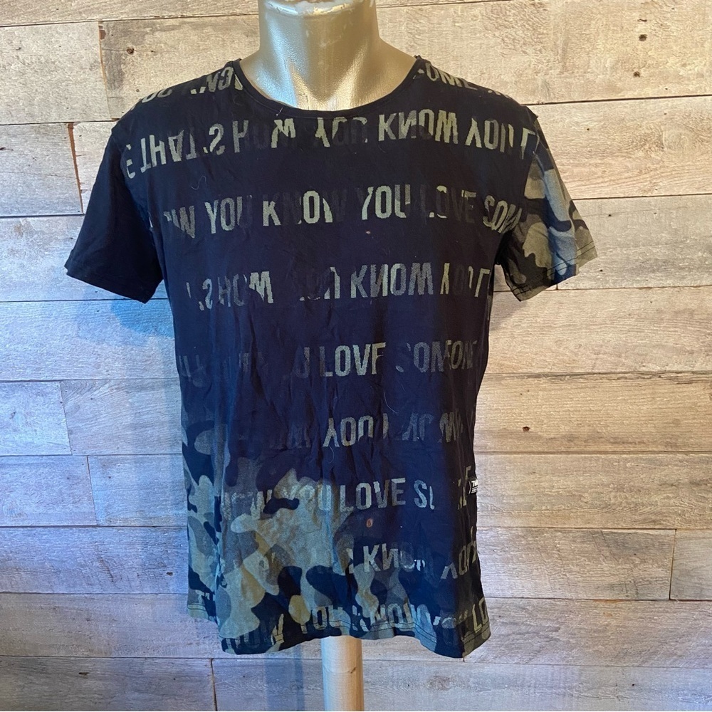 💥5/$25 Two Bucks men’s r-shirt in size medium